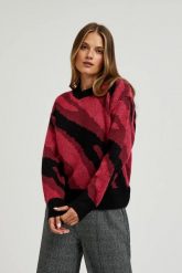 Sweter z geometrycznym wzorem czerwony. Czerwone swetry MOODO, l, bez wzorów, z poliesteru, bez ramiączek. W wyprzedaży za 59.99 zł.