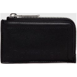 Calvin Klein portfel damski kolor czarny. Czarne portfele Calvin Klein, bez wzorów, z materiału. Za 229.99 zł.