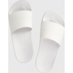 Calvin Klein klapki Pool Slide damskie kolor biały. Białe klapki Calvin Klein, bez wzorów, z gumy, bez obcasa, bez zapięcia. Za 209.99 zł.