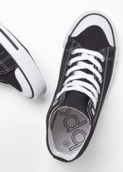 Wysokie sneakersy. Czarne buty sportowe lifestyle bonprix, bez wzorów, sportowe, bez zapięcia. Za 97.99 zł.