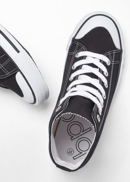 Wysokie sneakersy. Czarne buty sportowe lifestyle bonprix, bez wzorów, sportowe, bez zapięcia. Za 94.99 zł.