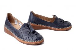 COMFORTABEL 830046-05 blau, półbuty damskie. Niebieskie półbuty wsuwane Comfortabel, na lato, w ażurowe wzory, ze skóry, bez obcasa. Za 229.42 zł.