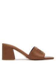 Guess Klapki FLJGAS LEA03 Brązowy. Brązowe klapki Guess, z aplikacjami, ze skóry, bez obcasa, bez zapięcia. Za 399.99 zł.
