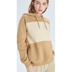 Dwukolorowa bluza z kapturem - Beżowy. Bluzy marki Cropp. W wyprzedaży za 39.99 zł.