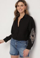 Czarna Koszula o Kroju Oversize Zdobiona Haftem na Rękawach Dovorea. Czarne koszule Born2be, l, z aplikacjami, z bawełny, eleganckie, bez kołnierzyka, bez ramiączek. W wyprzedaży za 67.99 zł.