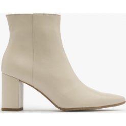 Kremowe botki na słupku RACHEL. Brązowe botki Ryłko, bez wzorów, ze skóry, bez obcasa, na słupku, bez zapięcia. Za 399.99 zł.