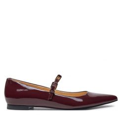 Baleriny Guess. Czerwone baleriny Guess, z aplikacjami, bez obcasa, bez zapięcia. Za 479.99 zł.