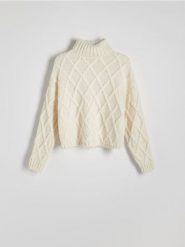 Sweter z ozdobnym splotem - złamana biel. Swetry Reserved, l, bez wzorów, z dzianiny, bez ramiączek. W wyprzedaży za 59.99 zł.