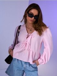 Koszulowa bluzka z muślinu z ozdobnym wiązaniem - różowy. Czerwone bluzki Sinsay, l, bez wzorów, bez kołnierzyka, bez ramiączek. Za 39.99 zł.