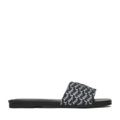 Klapki Juicy Couture. Czarne klapki Juicy Couture, bez wzorów, bez obcasa, bez zapięcia. Za 159.99 zł.