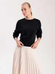 BGN Sweter w kolorze czarnym rozmiar: 40. Czarne swetry BGN, bez wzorów, z wełny, bez ramiączek. Za 114.44 zł.