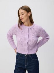 Kardigan z ozdobnymi guzikami - lawendowy. Fioletowe swetry Reserved, l, bez wzorów, z dzianiny, bez ramiączek. Za 139.99 zł.
