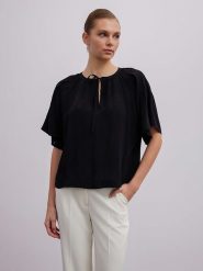 BGN Bluzka w kolorze czarnym rozmiar: 36. Czarne bluzki BGN, bez wzorów, z wiskozy, bez kołnierzyka, bez ramiączek. Za 69.58 zł.