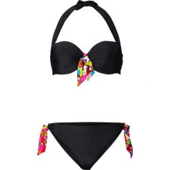Klapki bonprix biały. Białe bikini bonprix, bez wzorów, bez obcasa, bez zapięcia. Za 37.99 zł.