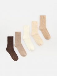 Długie skarpetki 5 pack - brązowy. Brązowe skarpetki Reserved, bez wzorów. Za 49.99 zł.