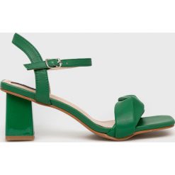 Answear Lab sandały kolor zielony. Zielone sandały Answear Lab, bez wzorów, z materiału, bez obcasa, na obcasie, bez zapięcia. Za 179.99 zł.