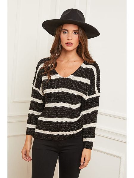 L'armoire de Suzette Sweter w kolorze czarno-białym rozmiar: 38/40. Czarne swetry L'armoire de Suzette, l, bez wzorów, klasyczne, bez ramiączek. Za 165.71 zł.