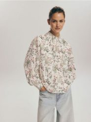 Wzorzysta bluzka z plisami - kremowy. Białe bluzki Reserved, l, bez wzorów, z tkaniny, bez kołnierzyka, bez ramiączek. W wyprzedaży za 49.99 zł.