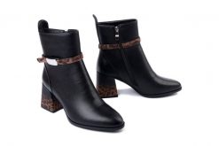 ARTIKER RELAKS 57C1079 czarny, botki damskie. Czarne botki Artiker Relaks, bez wzorów, ze skóry, bez obcasa, na obcasie, bez zapięcia. Za 251.93 zł.