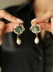 Pierres delicates Pozłacane kolczyki-wkrętki z perłami i kamieniami szlachetnymi rozmiar: onesize. Zielone kolczyki Pierres delicates, z cyrkonią, pozłacane. Za 56.99 zł.