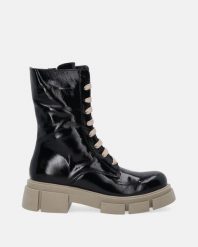 CZARNE WORKERY DAMSKIE 0182404SA RU BLA. Czarne botki Venezia, bez wzorów, ze skóry, bez obcasa, bez zapięcia. Za 279.00 zł.