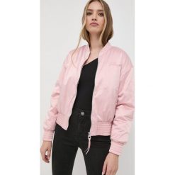 Guess kurtka bomber damski kolor różowy przejściowa. Czerwone kurtki Guess, l, z aplikacjami, bez kaptura. W wyprzedaży za 449.99 zł.