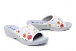 INBLU PL-51 001 biały, klapki damskie. Białe klapki Inblu, bez wzorów, ze skóry, bez obcasa, na koturnie, bez zapięcia. Za 79.99 zł.
