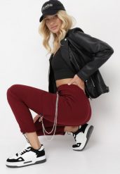 Bordowe Spodnie Dresowe z Łańcuszkiem Lencesa. Czerwone jeansy Born2be, l, z aplikacjami, z bawełny. Za 79.99 zł.