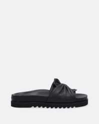 SKÓRZANE KLAPKI Z KOKARDĄ 134K21008 BLACK. Czarne klapki Venezia, bez wzorów, ze skóry, bez obcasa, bez zapięcia. Za 359.00 zł.