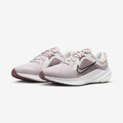 Buty Sportowe Damskie Nike Wmns Quest 5. Czerwone buty do biegania Nike, bez wzorów, bez zapięcia, do biegania. Za 290.40 zł.