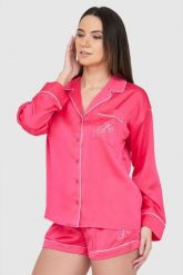 JUICY COUTURE Różowa satynowa koszula piżamowa damska z haftowanym logo, Rozmiar M. Czerwone piżamy Juicy Couture, m, bez wzorów, z satyny, bez kołnierzyka, bez ramiączek. W wyprzedaży za 199.99 zł.