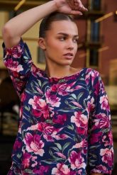 Koszula z wiskozy w kwiaty granatowa. Koszule MOODO, bez wzorów, z wiskozy, bez kołnierzyka, bez ramiączek. Za 99.99 zł.