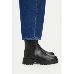 Botki Lasocki. Czarne botki Lasocki, bez wzorów, bez obcasa, na płaskiej podeszwie, bez zapięcia. Za 279.99 zł.