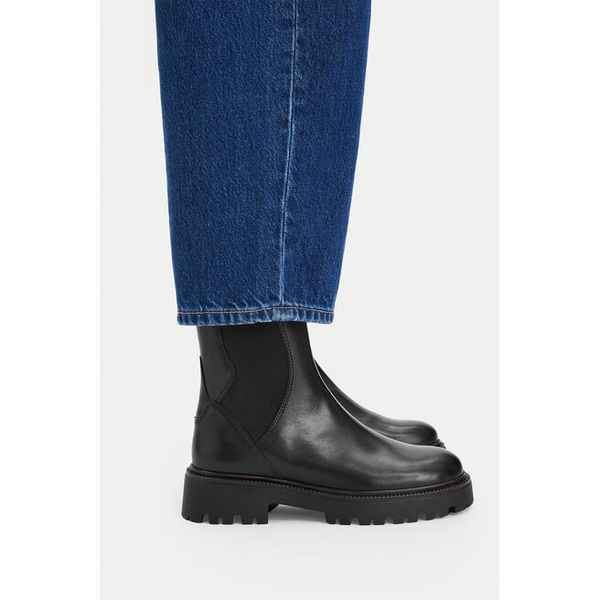 Botki Lasocki. Czarne botki Lasocki, bez wzorów, bez obcasa, na płaskiej podeszwie, bez zapięcia. Za 279.99 zł.