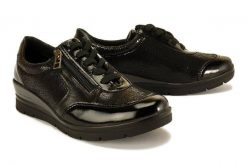 COMFORTABEL 951169-1 schwarz, półbuty damskie. Czarne półbuty wsuwane Comfortabel, bez wzorów, bez obcasa, na koturnie. Za 179.95 zł.