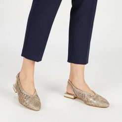 Czółenka damskie Gioseppo, lekka konstrukcja odkryta pięta elastyczny pasek z tyłu niski stabilny obcas pleciona cholewka smukły nosek, platinum, 792. Szare czółenka Hot Potatoes by Gioseppo, na lato, bez wzorów, biznesowe, bez obcasa, na obcasie, bez zapięcia. Za 314.90 zł.