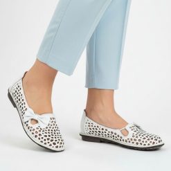 Półbuty damskie Artiker, cholewka skóra naturalna ażurowa wycięcia dekoracyjna kokarda pasek z przodu. niski fason odkryte boki zaokrąglony nosek pła. Białe półbuty wsuwane Artiker, w ażurowe wzory, ze skóry, bez obcasa, na płaskiej podeszwie. Za 209.00 zł.
