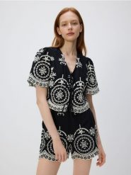Wiązana bluzka z haftowanym wzorem - czarny. Czarne bluzki Reserved, l, w ażurowe wzory, z bawełny, bez kołnierzyka, bez ramiączek. Za 129.99 zł.