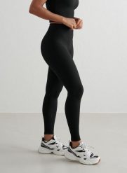Damskie legginsy szybkoschnące, wysoki stan, kieszonka Ribbed Performance czarne. Czarne legginsy AIM'N, bez wzorów, z elastanu. Za 254.00 zł.