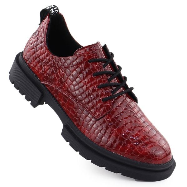 Skórzane półbuty lakierowane glany wężowe czerwone T.Sokolski. J24-238. Czerwone półbuty wsuwane T.Sokolski, bez wzorów, z lakierowanej skóry, eleganckie, bez obcasa. Za 179.99 zł.