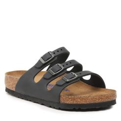 Klapki Birkenstock. Czarne klapki Birkenstock, bez wzorów, bez obcasa, bez zapięcia. Za 599.99 zł.