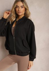 Czarna Bluza Typu Bomberka z Suwakiem i Kieszeniami na Klapki Pleoria. Czarne bluzy Renee, plus size, bez wzorów, bez kaptura. W wyprzedaży za 39.99 zł.