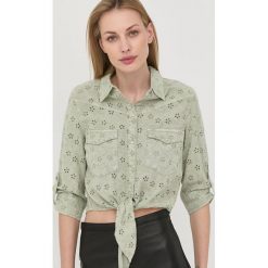 Guess koszula damska kolor zielony regular z kołnierzykiem klasycznym. Zielone koszule Guess, s, z aplikacjami, z lyocellu, klasyczne, bez kołnierzyka, bez ramiączek. W wyprzedaży za 269.99 zł.
