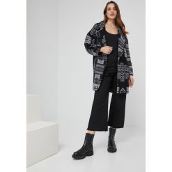 Answear Lab płaszcz z wełną kolor czarny przejściowy oversize. Czarne płaszcze Answear Lab, m, bez wzorów, z materiału, klasyczne, bez kaptura. W wyprzedaży za 159.99 zł.