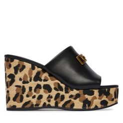 Klapki Guess. Czarne klapki Guess, z aplikacjami, bez obcasa, bez zapięcia. Za 549.99 zł.