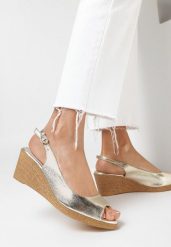 Złote Sandały na Koturnie ze Skórzaną Wkładką i Odkrytą Piętą i Noskiem Euphenis. Żółte sandały Born2be, bez wzorów, bez obcasa, na koturnie, bez zapięcia. Za 79.99 zł.