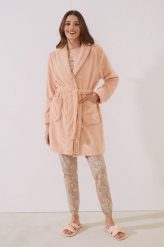 Women'secret szlafrok Daily Slow kolor zielony. Zielone szlafroki damskie women'secret, l, bez wzorów, bez ramiączek. W wyprzedaży za 139.99 zł.