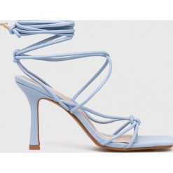 Answear Lab sandały. Niebieskie sandały Answear Lab, bez wzorów, z materiału, bez obcasa, na obcasie, bez zapięcia. Za 169.99 zł.