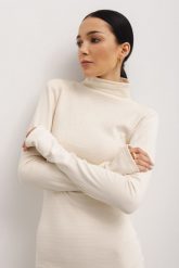 Sukienka z golfem z dzianiny w jodełkę w kolorze WARM BEIGE - PATRIZIA-M/L. Brązowe sukienki Marsala, l, bez wzorów, z bawełny, eleganckie, bez kołnierzyka, bez ramiączek, midi, sportowe. W wyprzedaży za 74.98 zł.