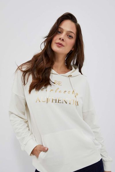 Bluza z kapturem i ozdobnym napisem perłowa. Białe bluzy MOODO, m, bez wzorów, z bawełny, z kapturem. W wyprzedaży za 62.99 zł.